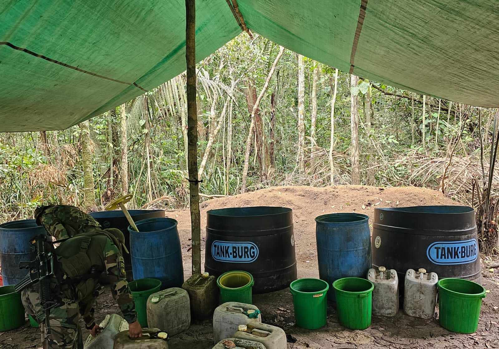 Encuentran sustancias controladas y destruyen fábrica móvil de cocaína en el Trópico de Cochabamba