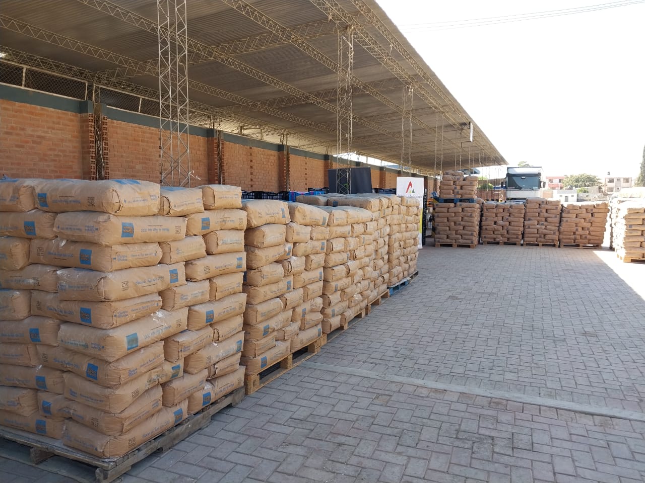 Comisan más de 28 toneladas de harina y frutas de contrabando en Cochabamba