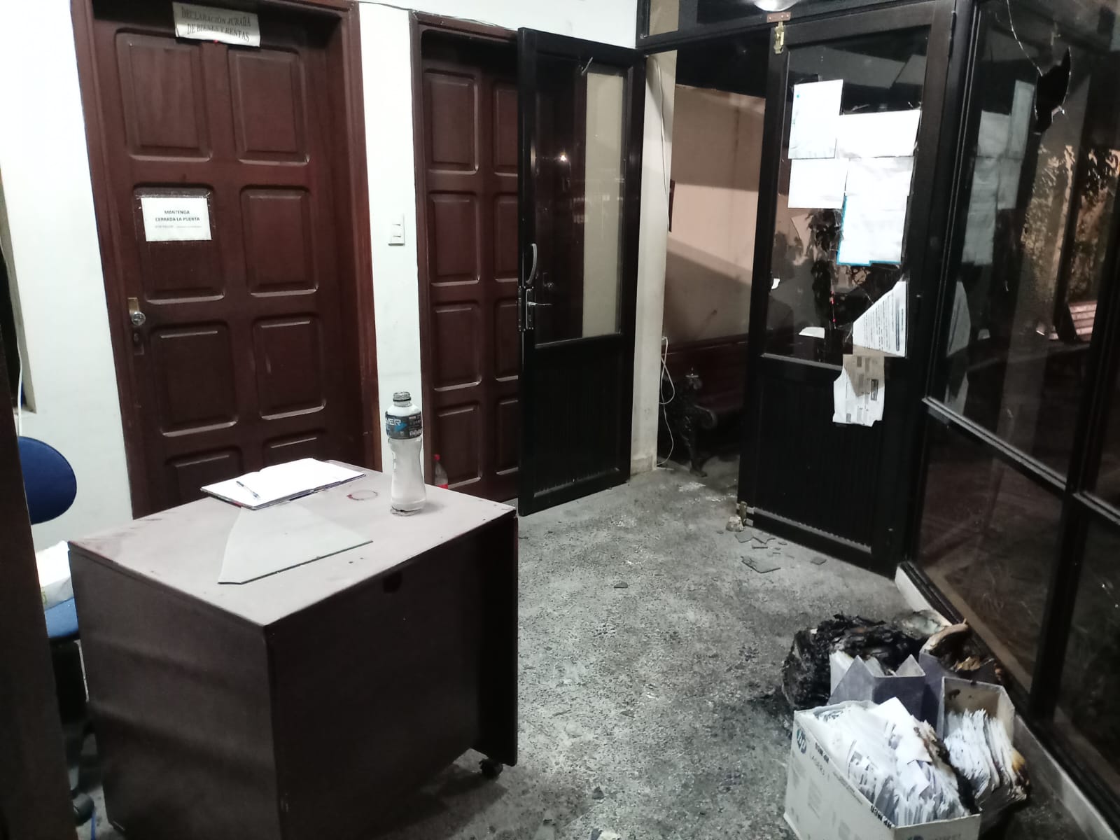 Grupos violentos atacaron la Contraloría e intentaron incendiarla en Santa Cruz