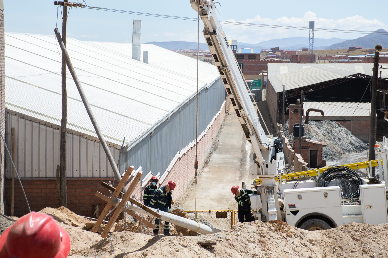 Mejoran suministro eléctrico a la zona industrial “La Huajara” en Oruro
