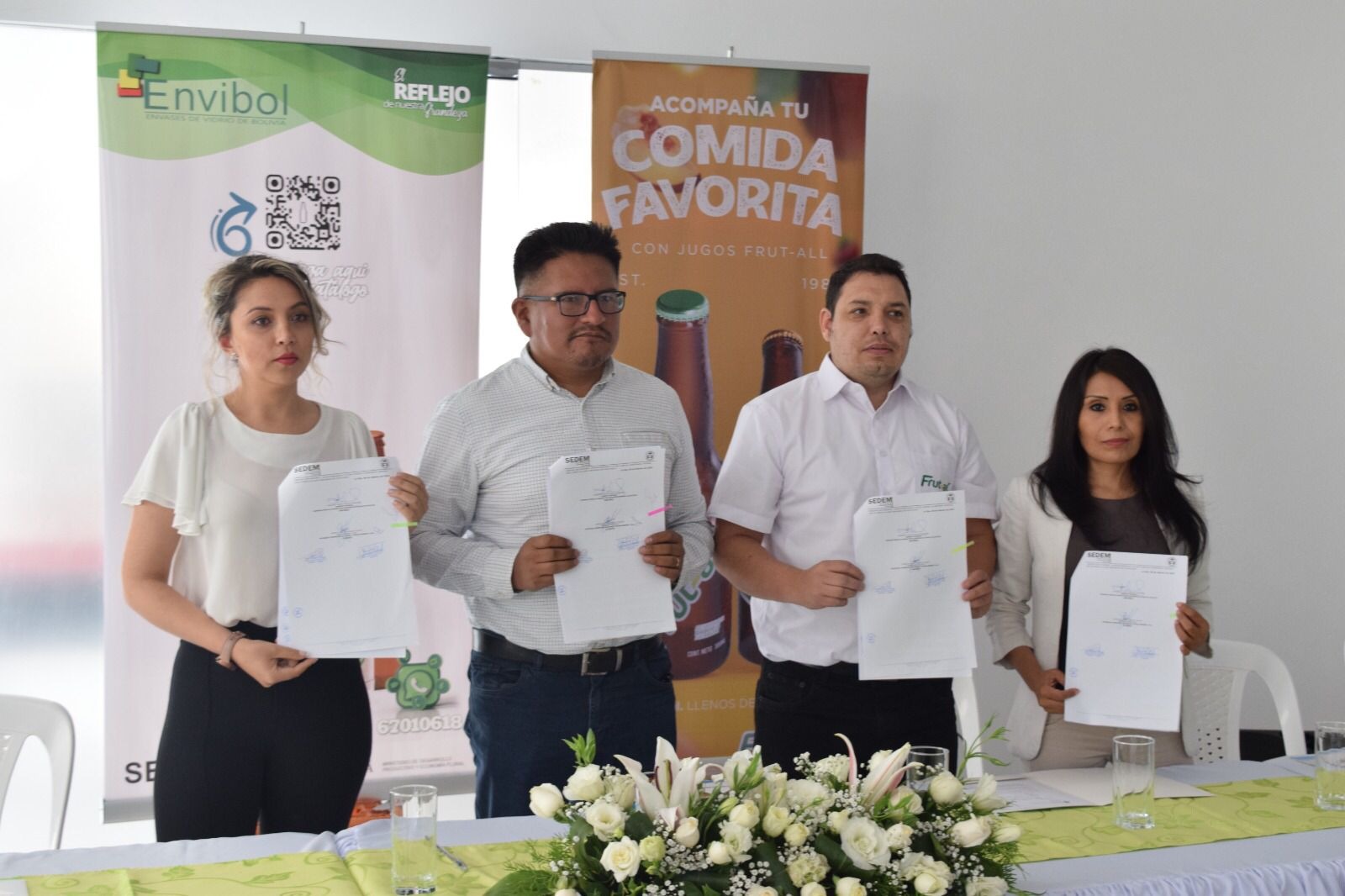 La estatal Envibol fabricará botellas con el logo Frut-All por Bs 1,5 millones