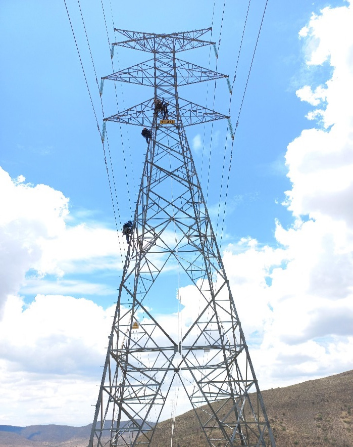 ENDE Transmisión hace mantenimiento en la línea Yaguacua-Tarija para garantizar suministro de energía eléctrica