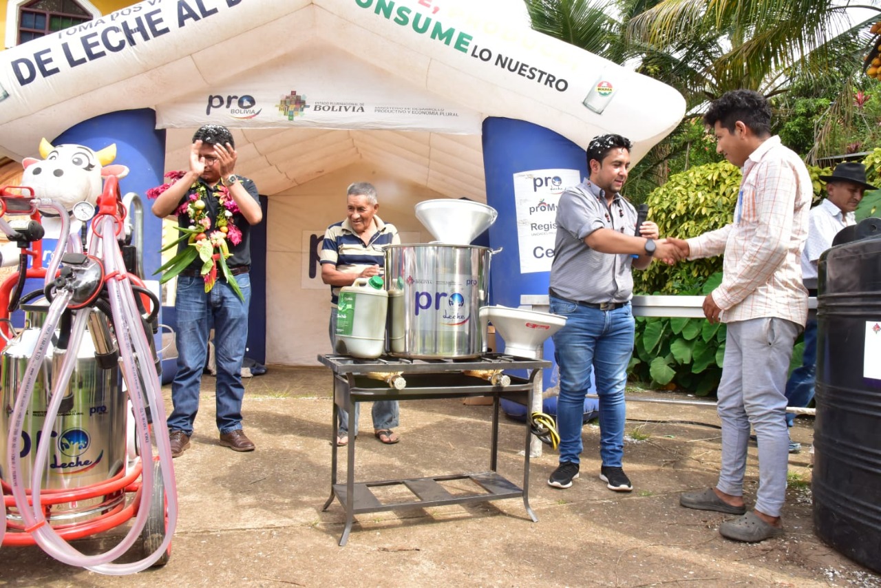 Gobierno entrega equipamiento a productores lecheros de Alto Beni