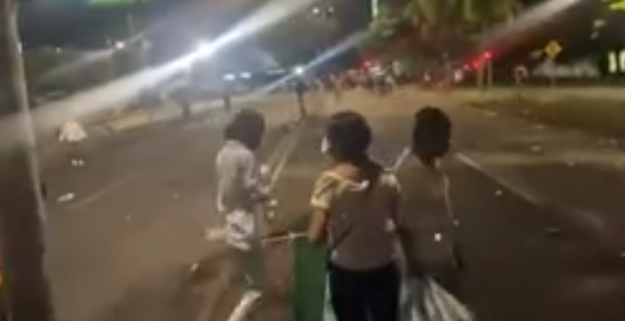 Turbas violentas obligan a mujeres a abandonar una vigilia y vuelven a atacar el comando policial cruceño