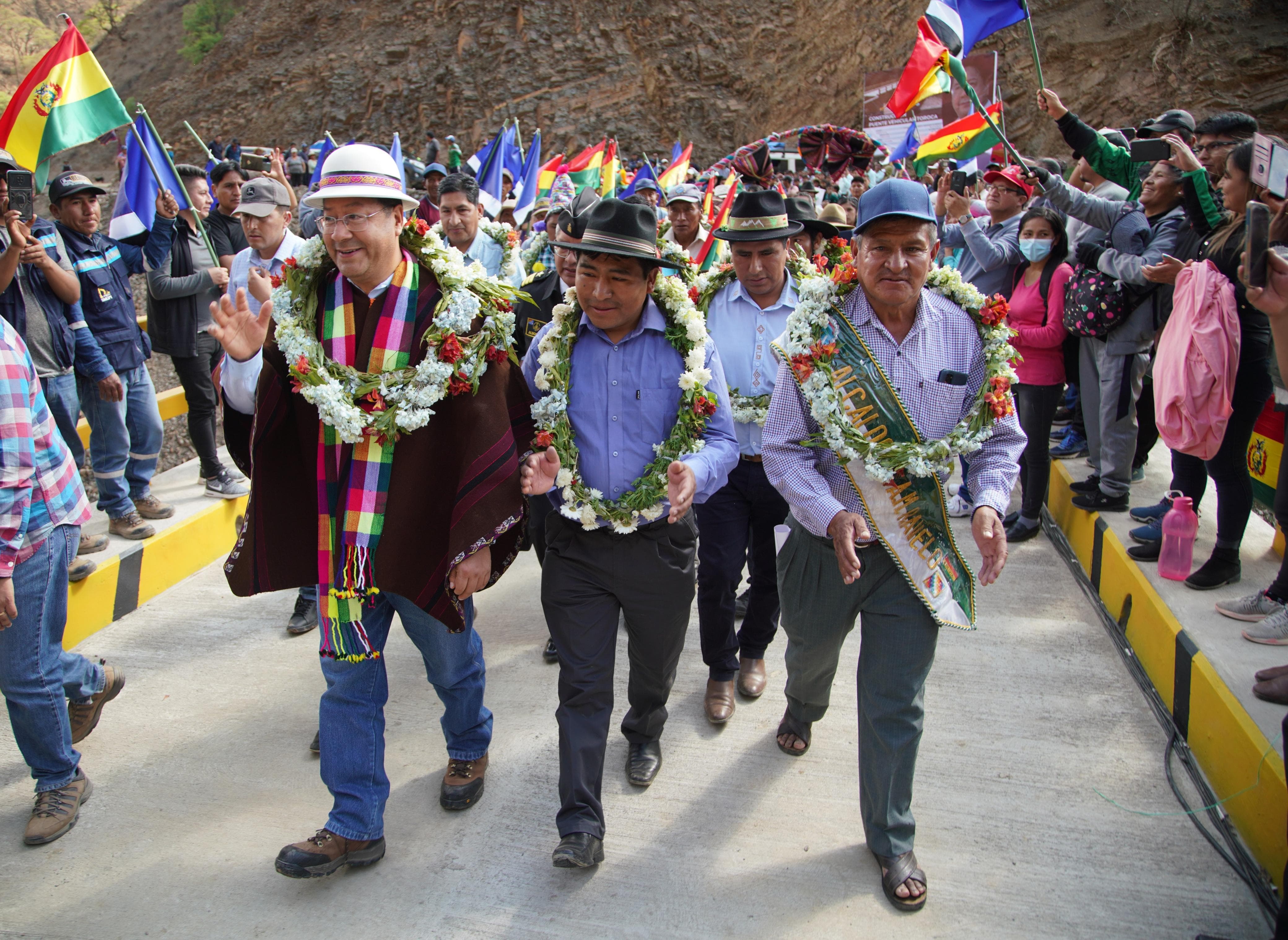 Entrega puente vehicular que acorta distancia de conexión en Potosí y conecta a Cochabamba y Sucre