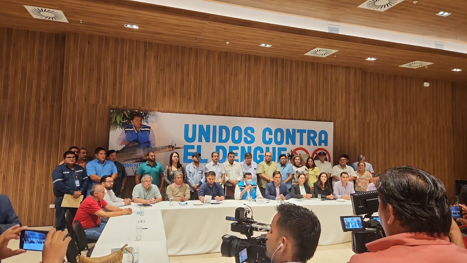 Gobierno y subgobiernos cruceños acuerdan activar el domingo un gigantesco operativo contra el dengue