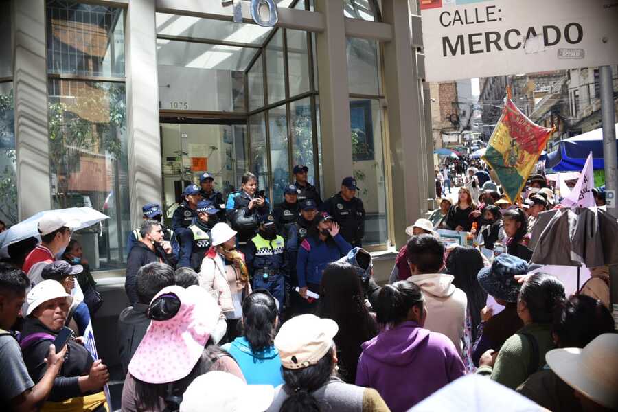 Padres de Cotahuma protestan contra Arias, exigen refacción de escuelas y entrega de mochila escolar 