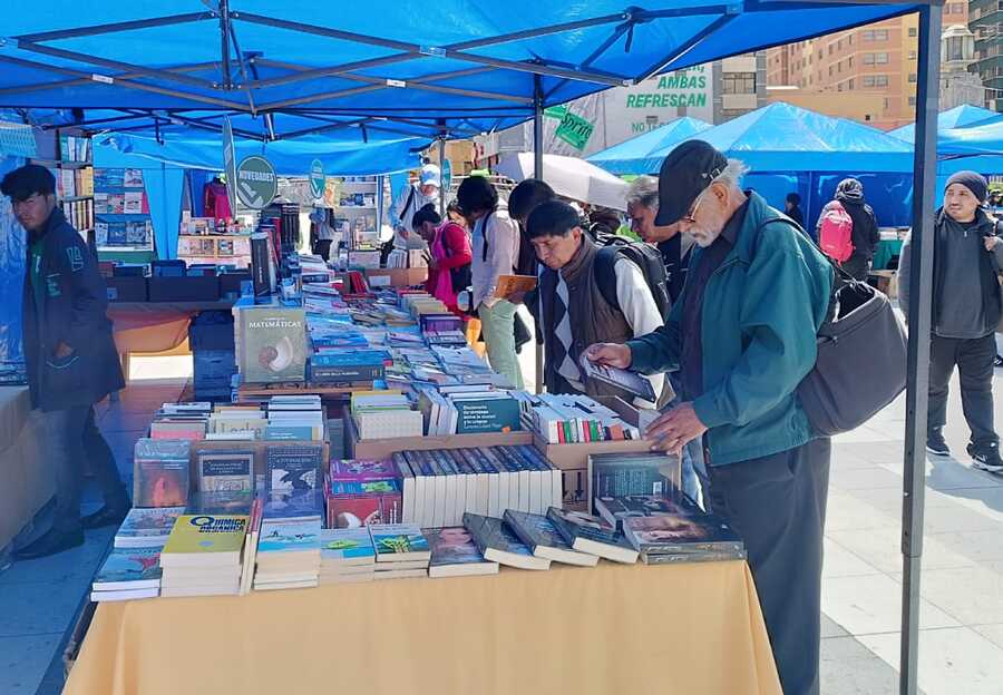 Vuelve la Jisk'a Feria del Libro a la Plaza del Bicentenario con ofertas desde Bs 1