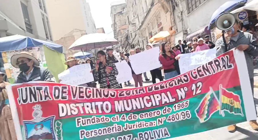 Vecinos de los Distrito 12 y 13 de La Paz protestan contra el alcalde Arias y exigen transparentar información del POA