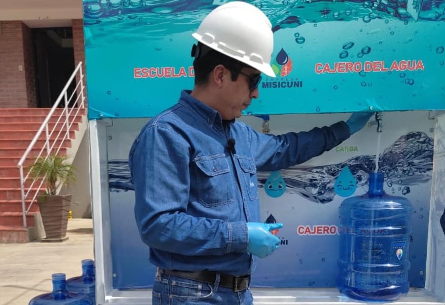 Ponen en funcionamiento el primer cajero del agua Misicuni para recargar botellones