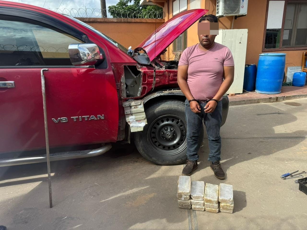 Secuestran más de 13 kilos de cocaína en Santa Cruz y aprehenden a un conductor