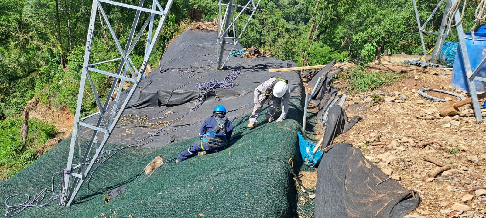 ENDE refuerza estabilidad de torres de alta tensión en Bermejo ante deslizamientos