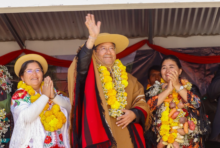 En Tarija entregan maquinaria para potenciar la agricultura e inician obras en un santuario para apoyar al turismo