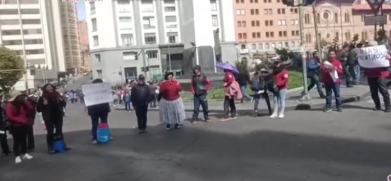 Tercer día de movilización: Trabajadores se crucifican exigiendo a Arias atención a demandas laborales 