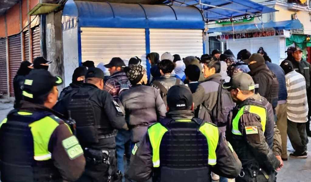Arrestan a tres venezolanos y a otras 30 personas en posesión de armas y drogas en el centro de La Paz