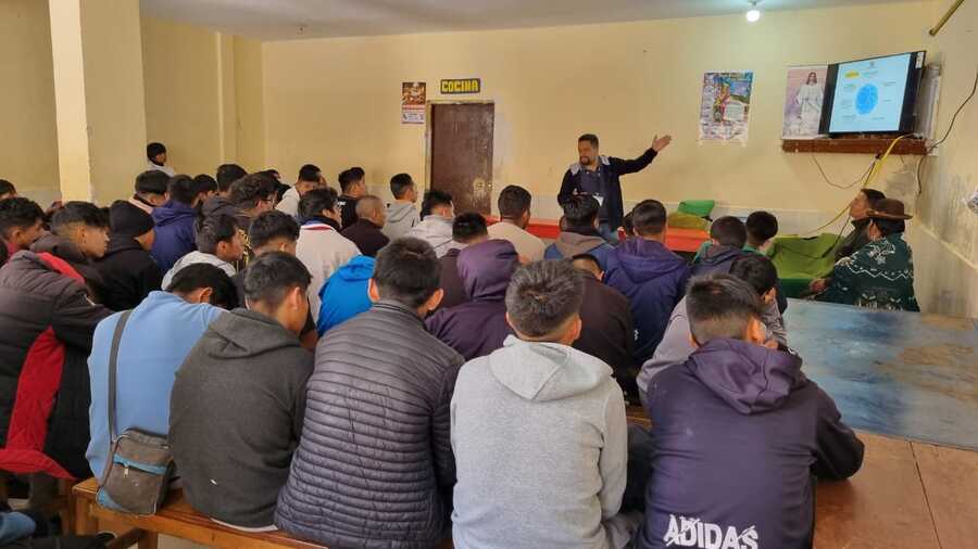 Servidores públicos capacitan a jóvenes de centros de Reintegración Social de La Paz