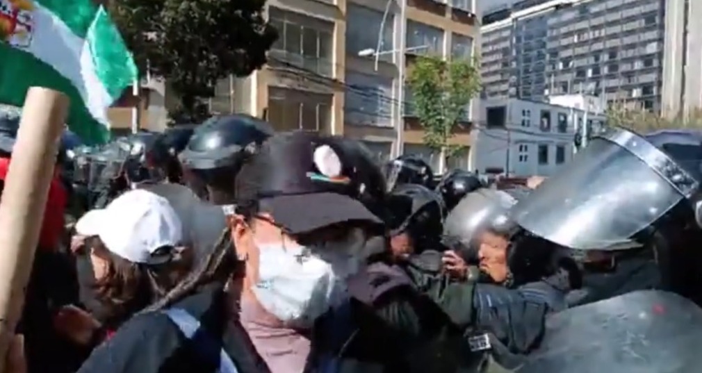 Movilización de maestros en La Paz deja a seis policías heridos con quemaduras de petardos de “alto impacto” 