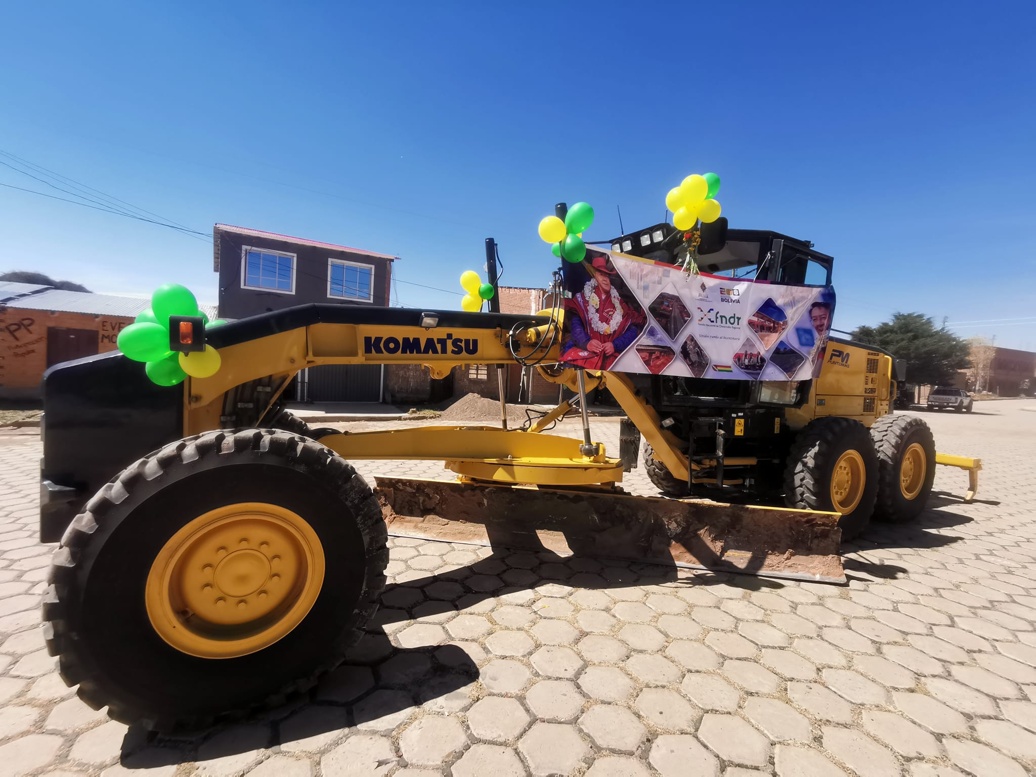 En Santiago de Andamarca entregan motoniveladora de Bs 2 millones para la apertura y mejora de caminos