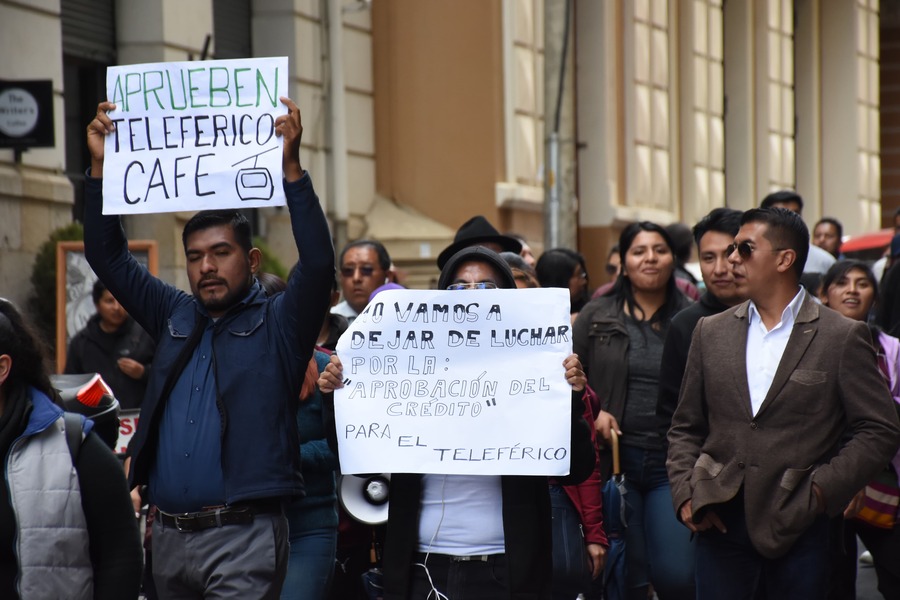 Vecinos marchan hasta el Legislativo y exigen aprobar el crédito para la línea Café del Teleférico