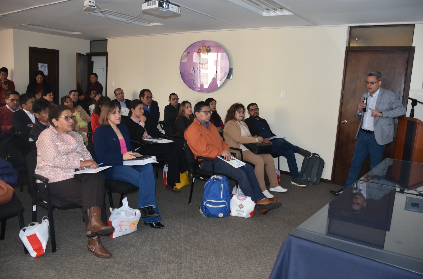 Salud impulsa la formación continua en las normativas de cáncer en Bolivia