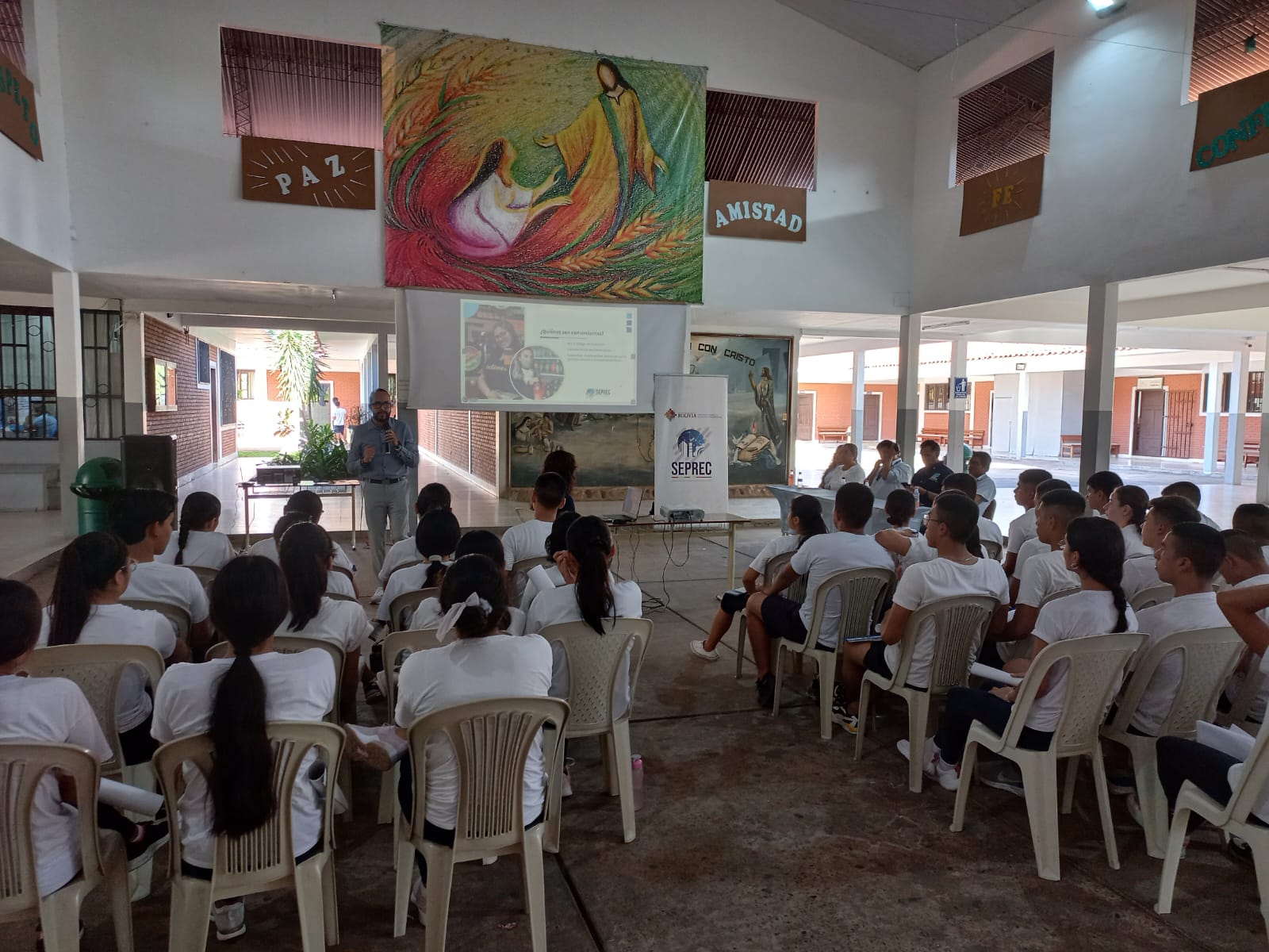 Estudiantes en Santa Cruz son motivados a identificar oportunidades de negocio y emprender