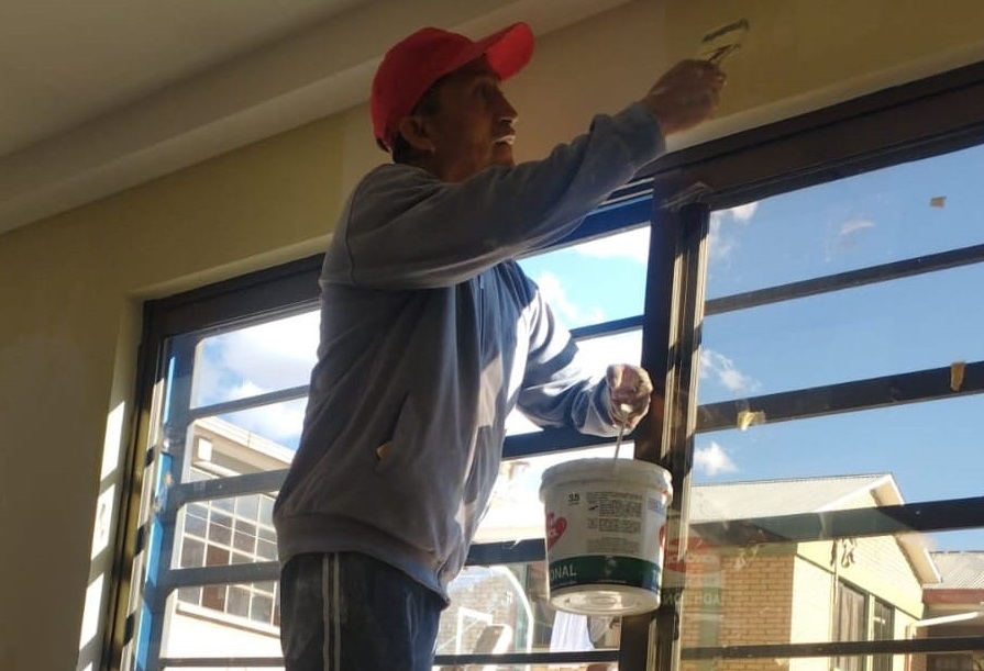 Servidores públicos participan en tareas de limpieza y mantenimiento en centros de acogida de La Paz y Potosí