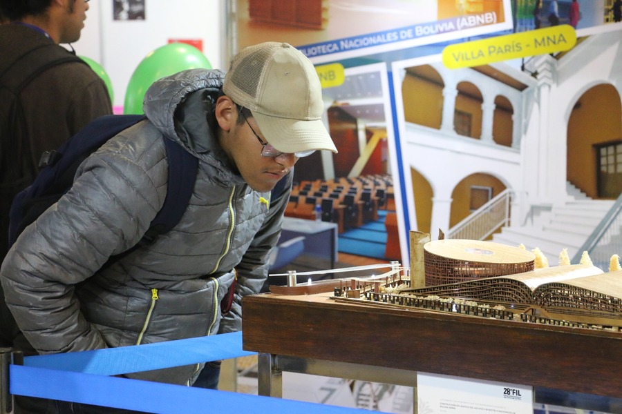 En la FIL La Paz exhiben maquetas de proyectos de infraestructuras rumbo al Bicentenario