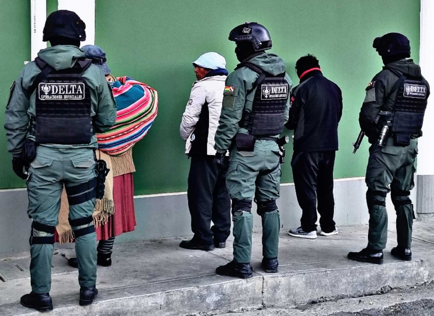 Policía recupera 11 teléfonos celulares y aprehende a tres personas en La Paz