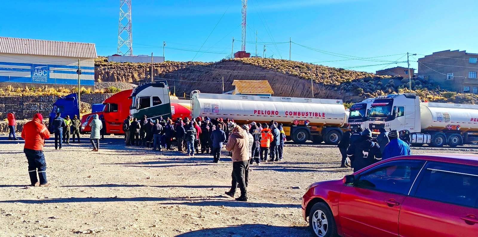 YPFB insiste al transporte pesado levantar bloqueo en Tambo Quemado para internar diésel al país
