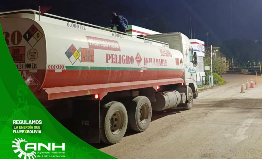 Policía escolta a cisternas con combustible que ingresan de Perú y Paraguay