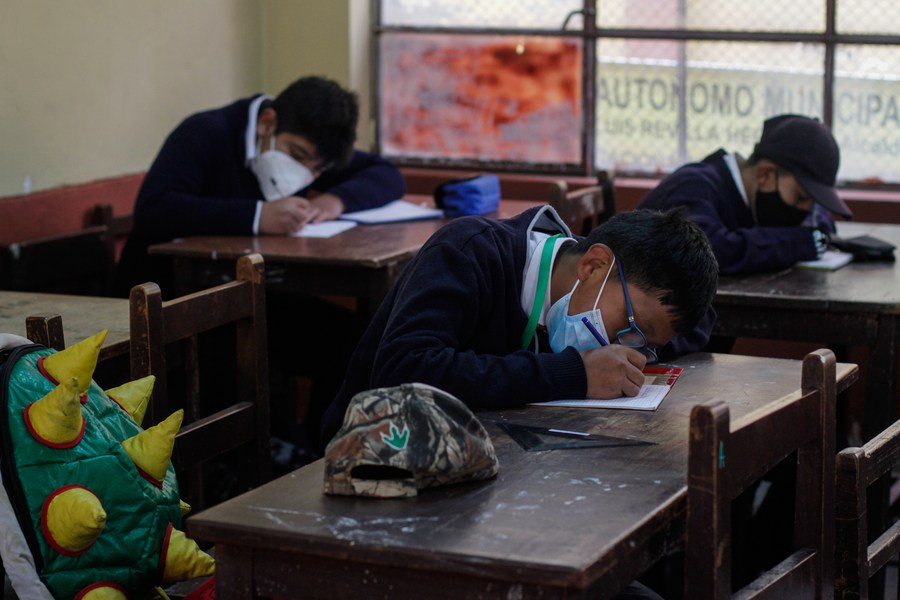 Educación analizará si suspende el horario de invierno ampliado en La Paz