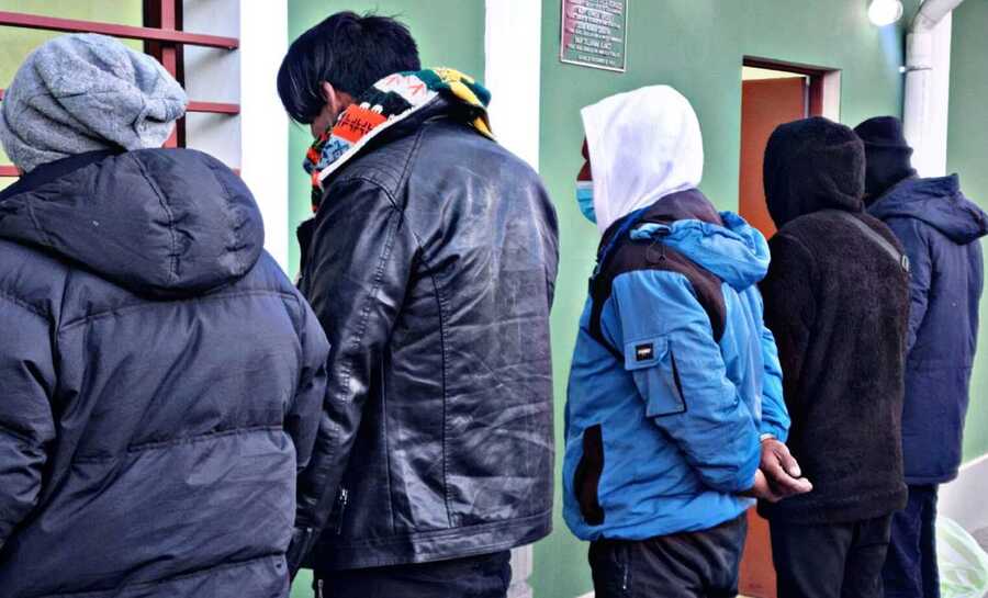 Policía recupera 20 celulares y aprehende a cinco "descuidistas" en la urbe paceña