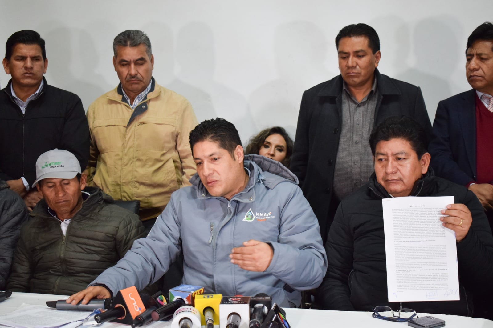 Levantan bloqueos en San Julián y Cuatro Cañadas tras firmar acta de ocho puntos con el Gobierno