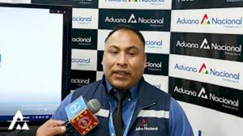 Aduana descubre droga camuflada en un auto indocumentado en Oruro