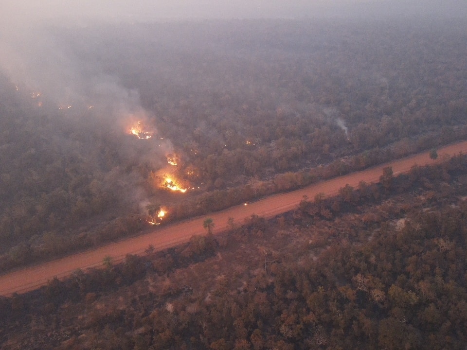 Un incendio forestal permanece activo en San Matías, las labores de sofocación continúan con apoyo de un helicóptero