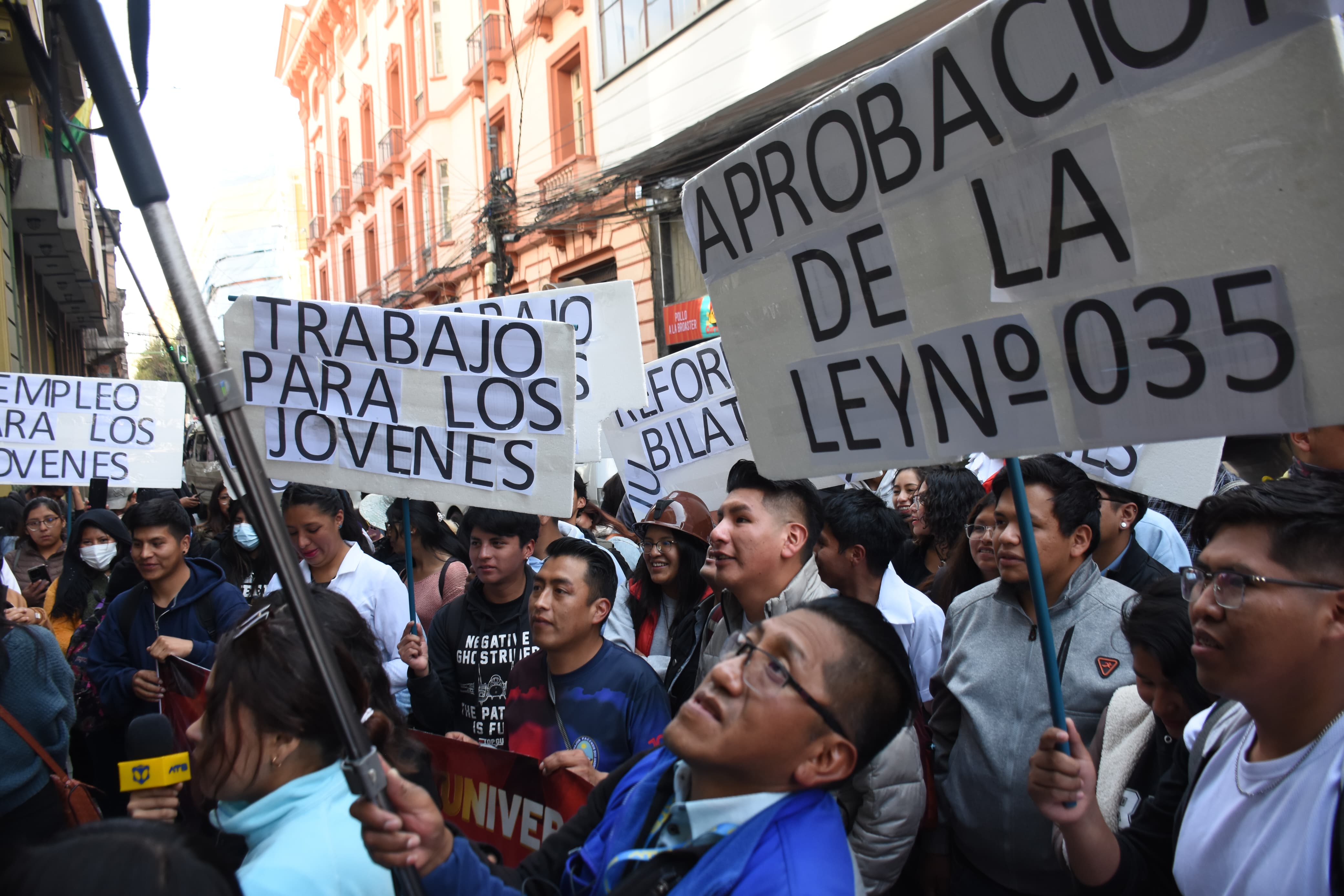 Universitarios exigen aprobar proyecto de Ley 035 para abrir espacios laborales a jóvenes