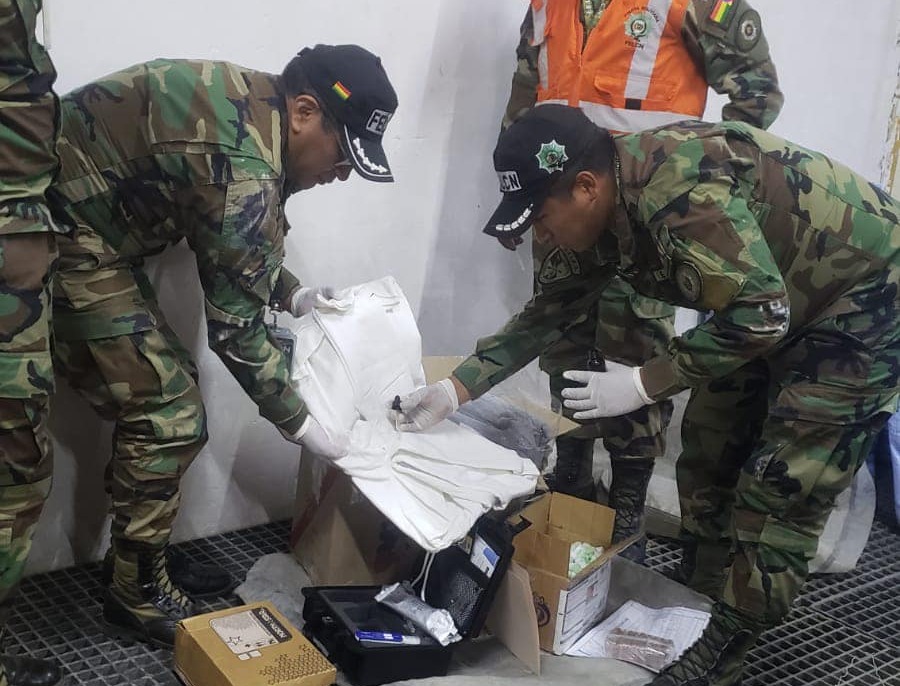 Descubren ropa deportiva impregnada con cocaína en el aeropuerto de El Alto con destino a Austria