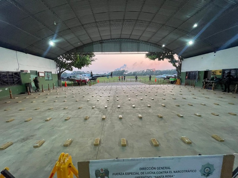 En Santa Cruz intervienen pista clandestina y secuestran más de 400 kilos de cocaína