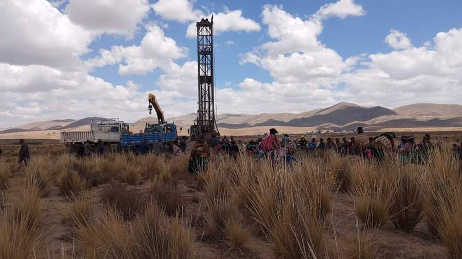 Perforan pozo para garantizar agua en regiones productoras de Colquencha en La Paz