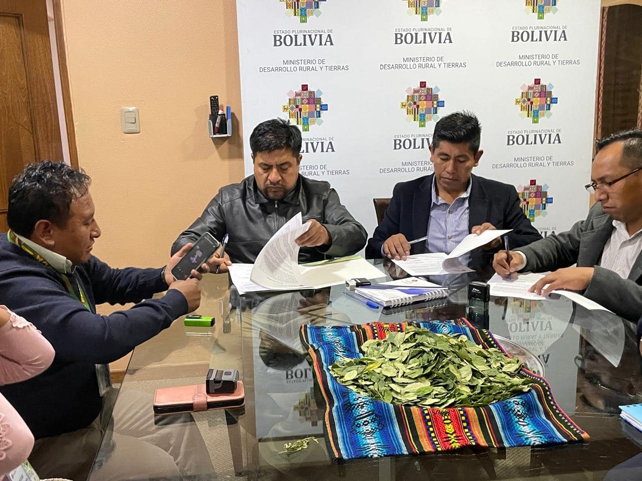 Comerciantes minoristas de coca suspenden movilizaciones tras acuerdo con el Gobierno