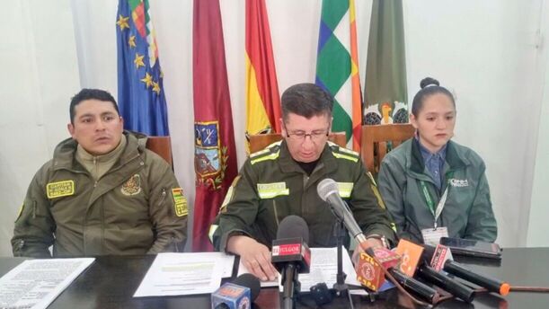 Policía y ANH comisan siete vehículos por carga irregular de combustible en Oruro