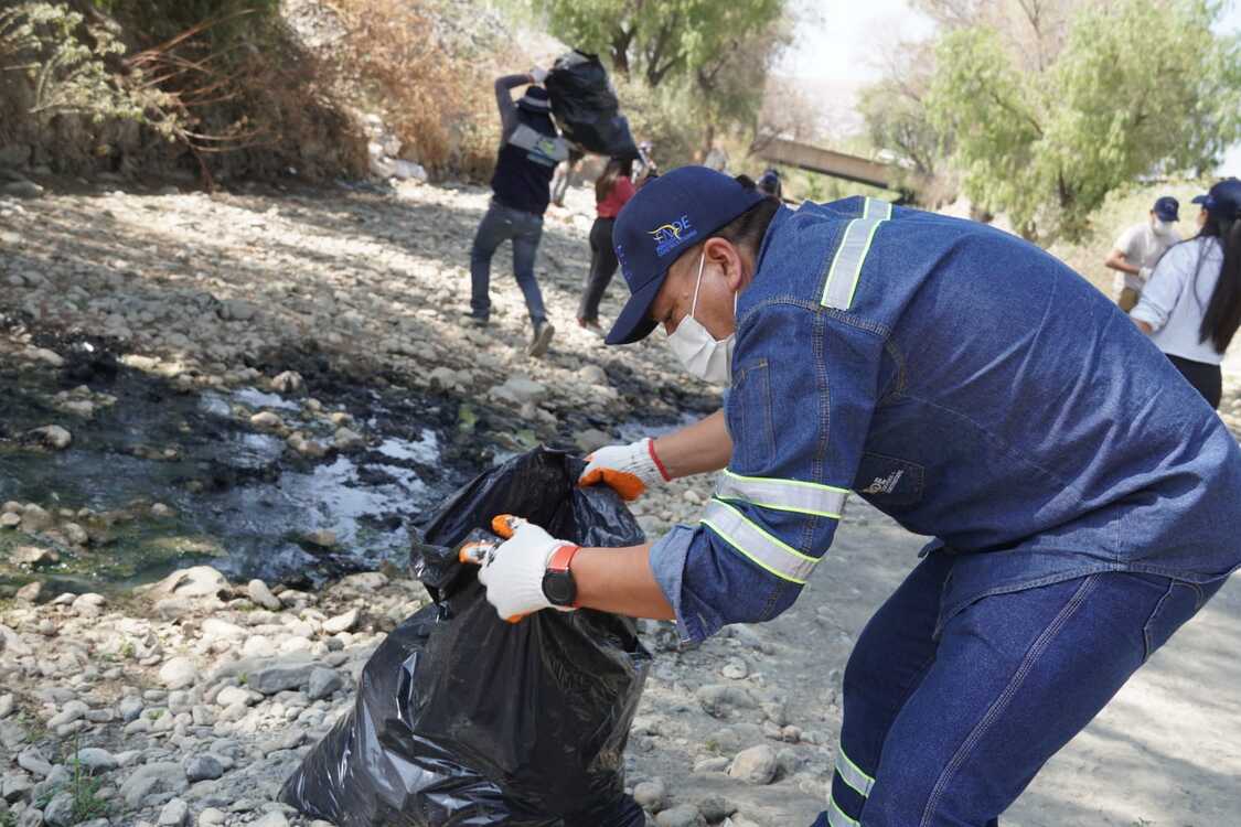 En jornada de limpieza recogen 50 toneladas de basura en el río Khora II de Cochabamba