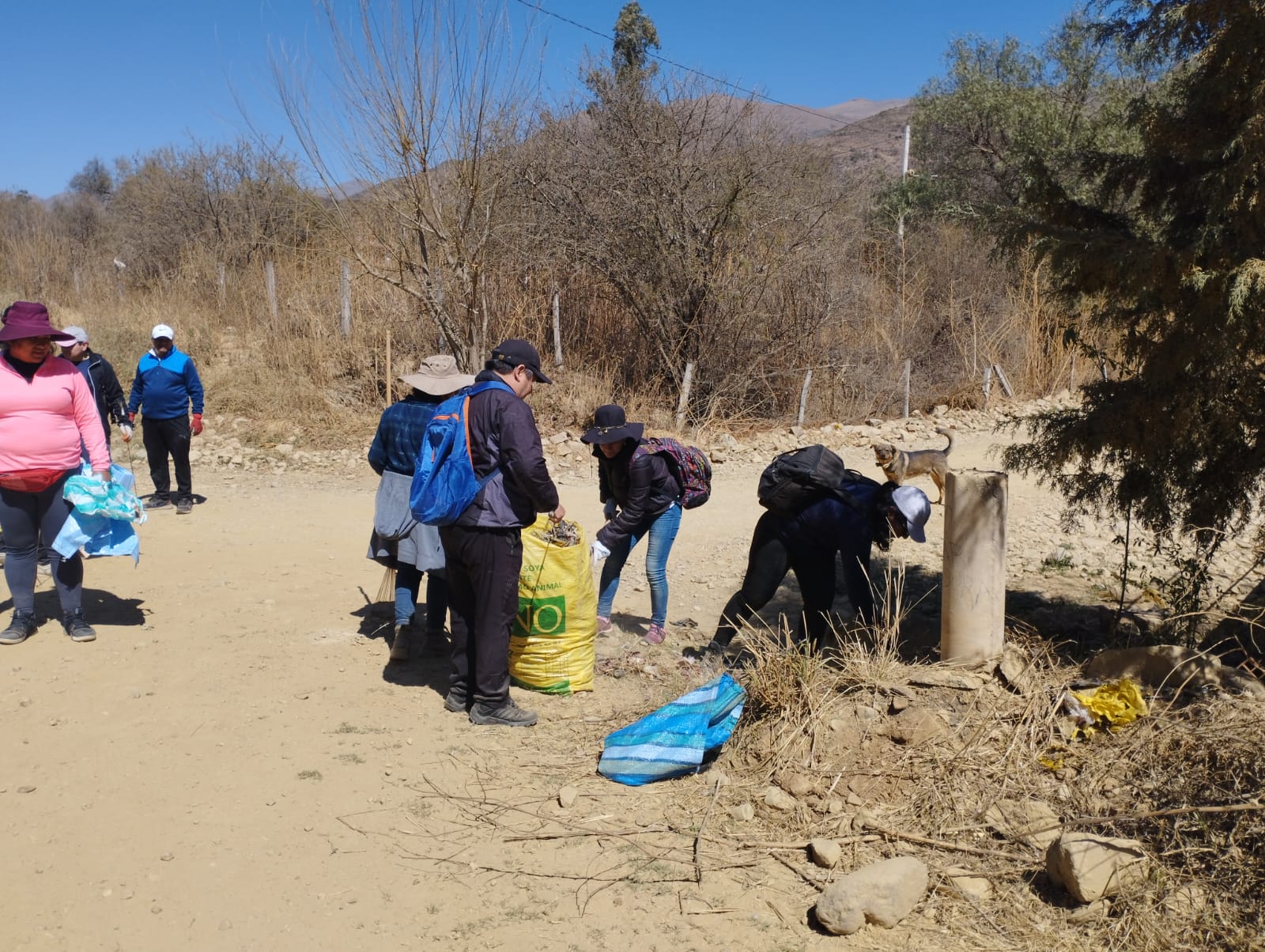 Servidores públicos limpian y reciclan en comunidad tarijeña