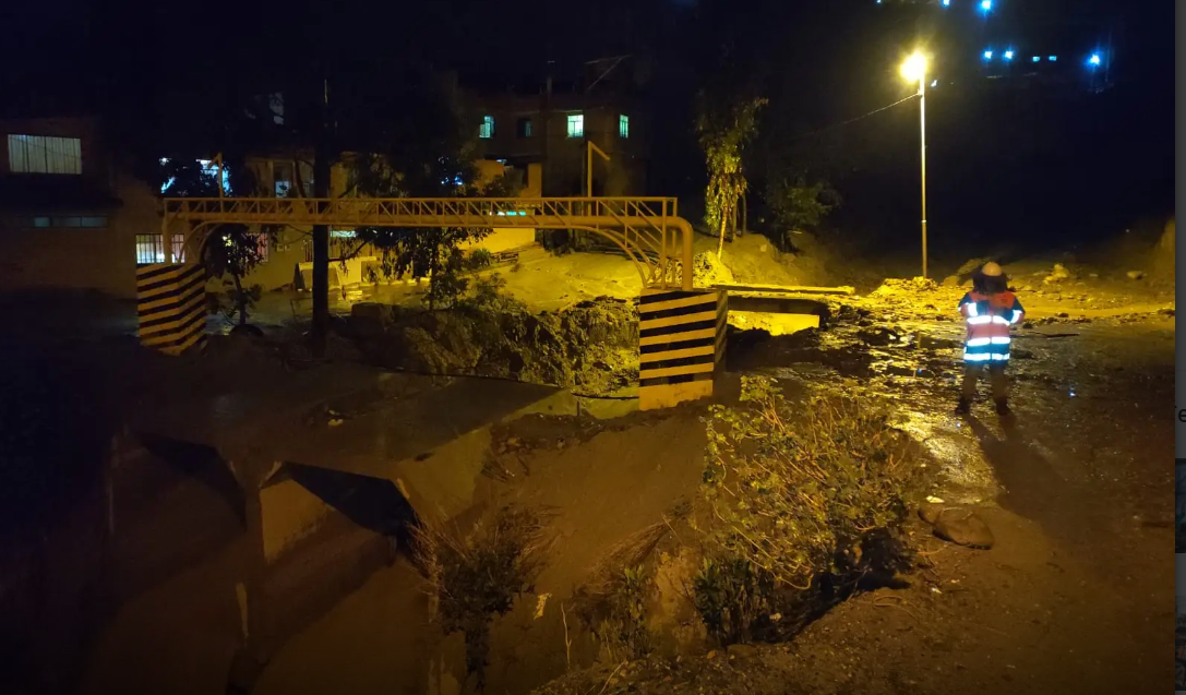 Defensa Civil desplaza maquinaria pesada, 600 militares y entrega kits de herramientas para atender emergencia en Bajo Llojeta