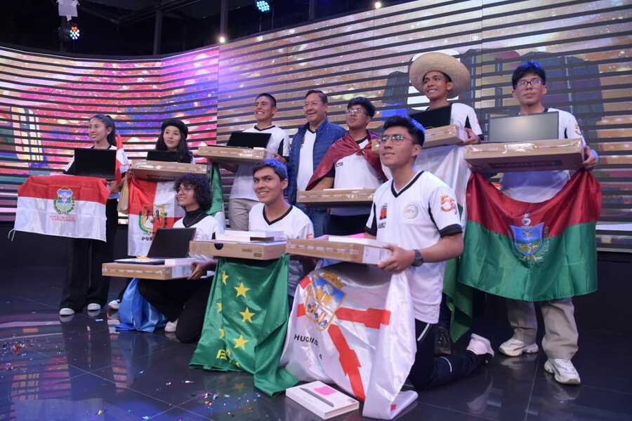 Ganadores de la "Academia del Saber" se benefician con becas en una universidad privada