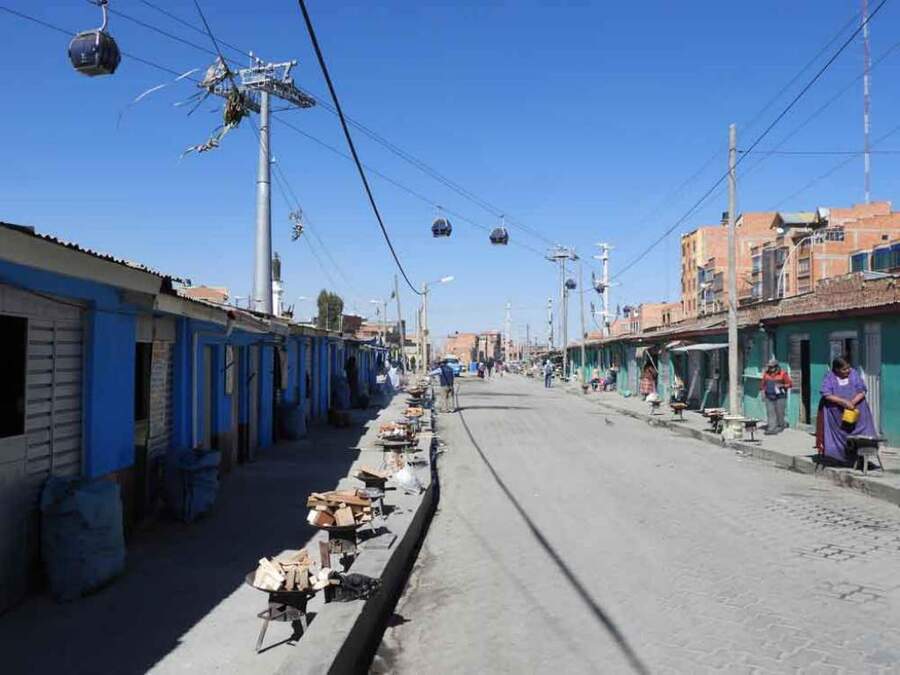 Notifican a amautas de la Ceja de El Alto para desalojar sus casetas ante inminente peligro de deslizamiento