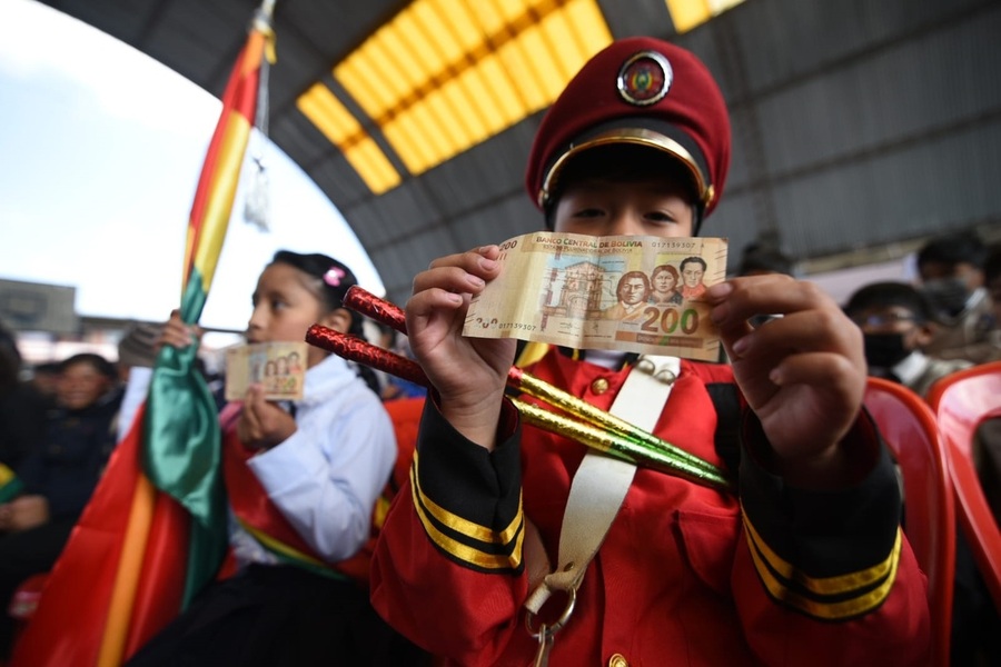 Bono Juancito Pinto: En Oruro aún no cobran 1.303 estudiantes y en Cochabamba 13.820