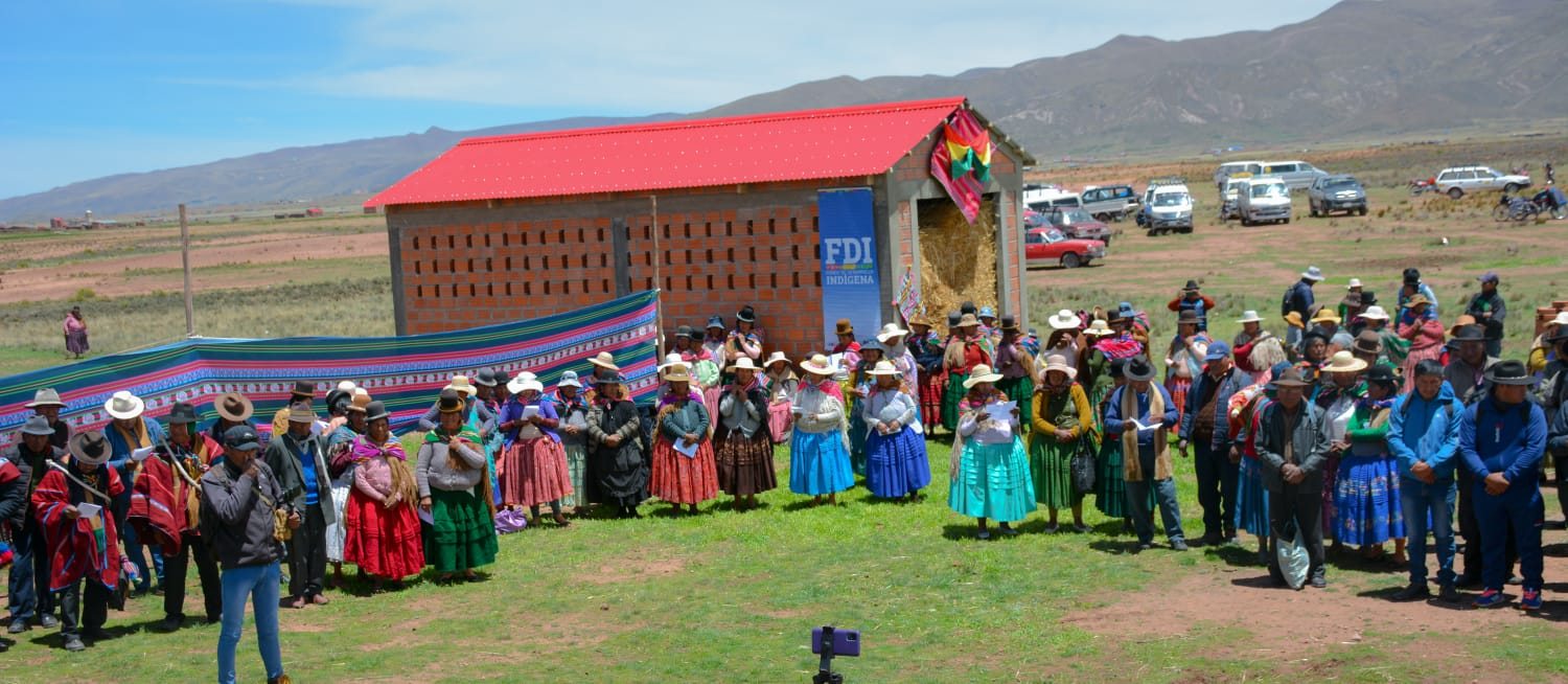 En Jesús de Machaca entregan 108 graneros y 34 establos por más de Bs 4,2 millones para incrementar la producción lechera