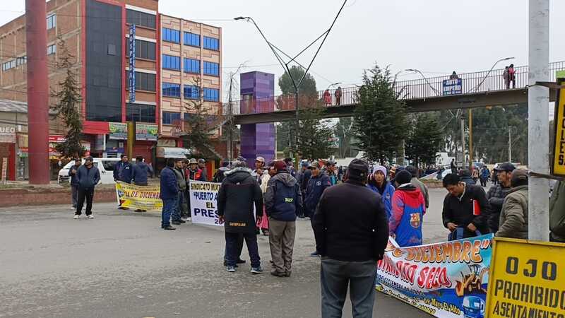 Transporte sindicalizado bloquea principales avenidas en El Alto 