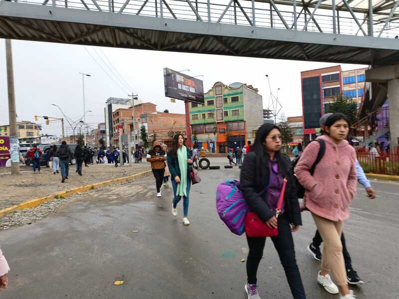 Transporte sindicalizado bloquea principales avenidas en El Alto